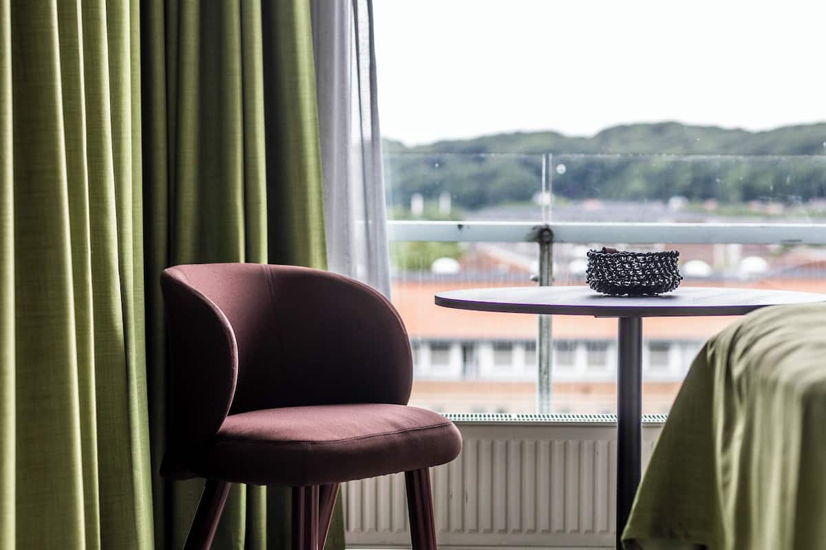 Courtyard Twin | Premium bedding, blackout drapes, WiFi (free), bed sheets