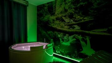 Suite | Down comforters, minibar, blackout drapes, bed sheets