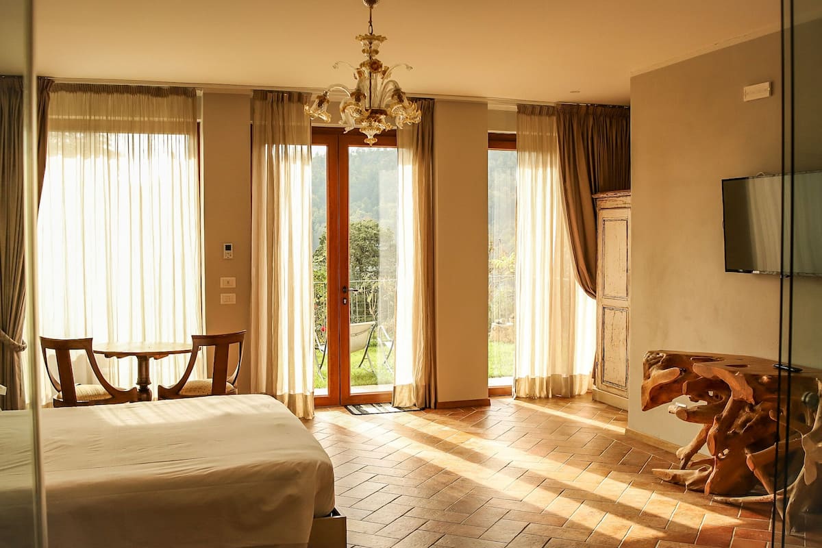 suite, sauna (tuscany spa jetter tub) | 1 bedroom, down duvets, minibar, blackout curtains