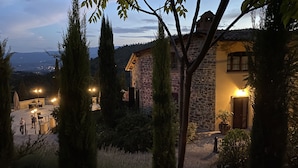 A stone building with a stone staircase leading to a terrace. - Borgo I Tre Baroni (Poppi)