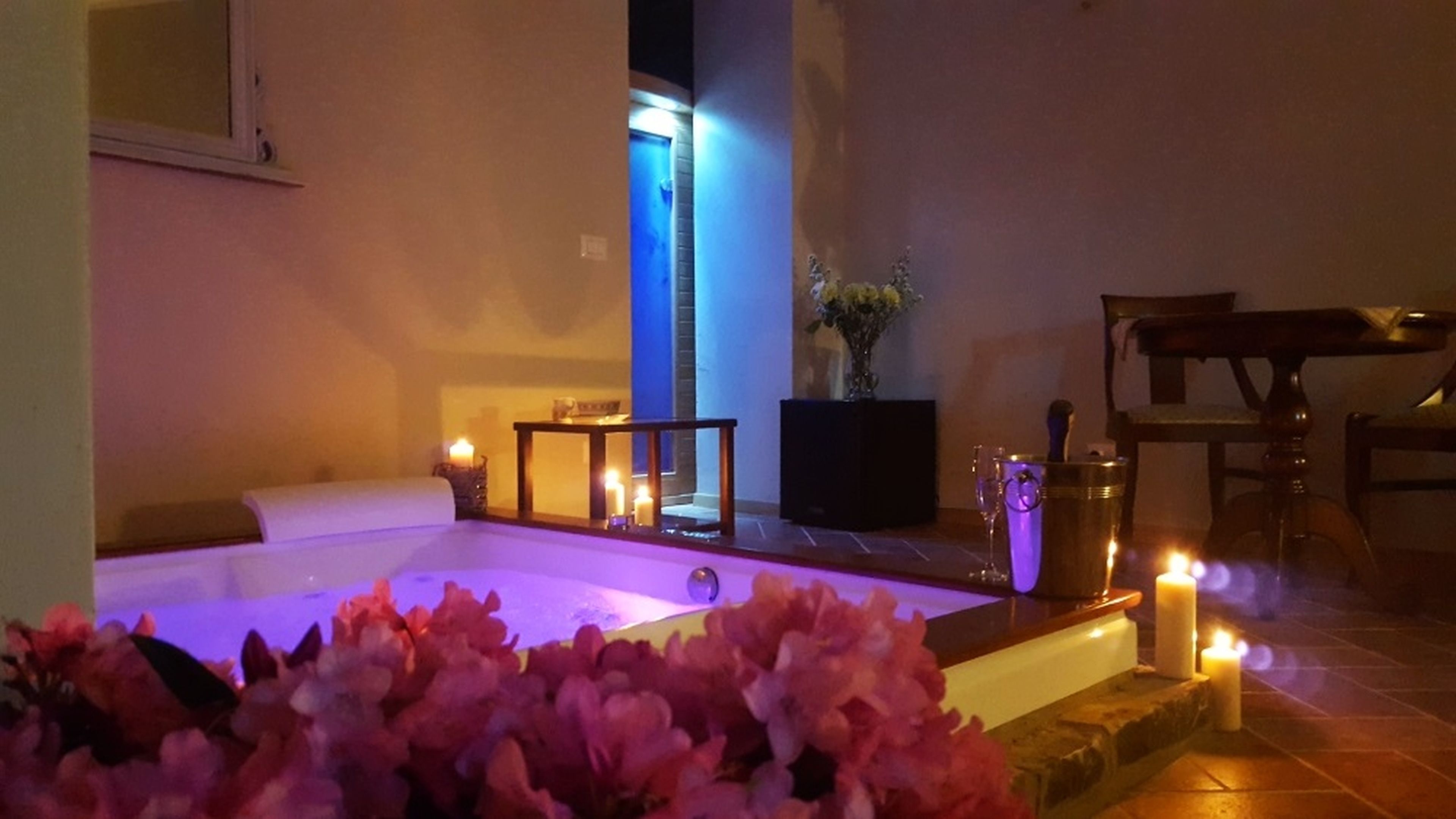 suite, sauna (tuscany spa jetter tub) | jetted bathtub