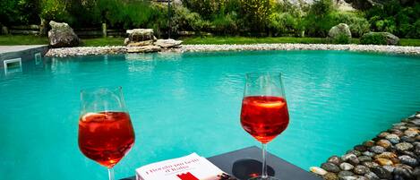 Alberca al aire libre por temporada y sombrillas en la alberca