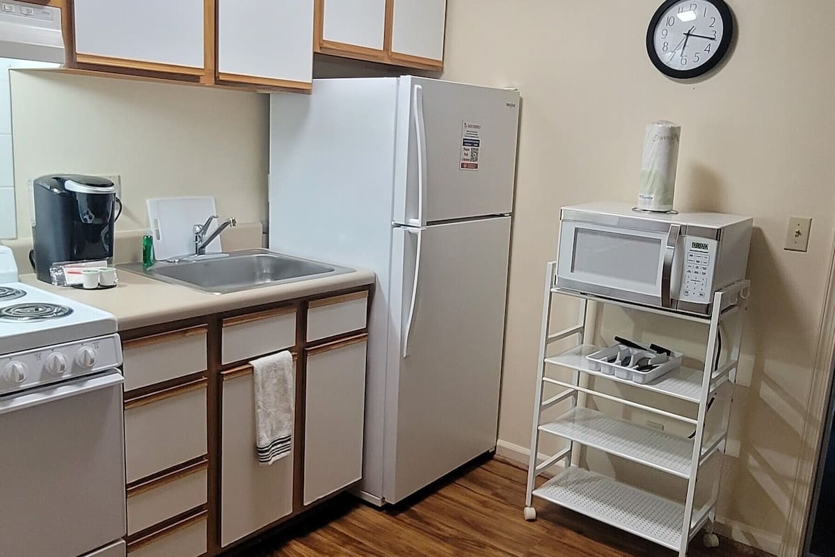 studio suite, 1 queen bed | in-room dining
