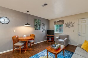 Suite estándar, 1 cama de matrimonio | Zona de estar | Una televisión