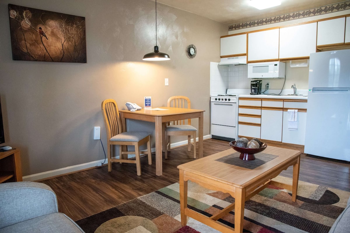 standard suite, 1 queen bed | living area | tv