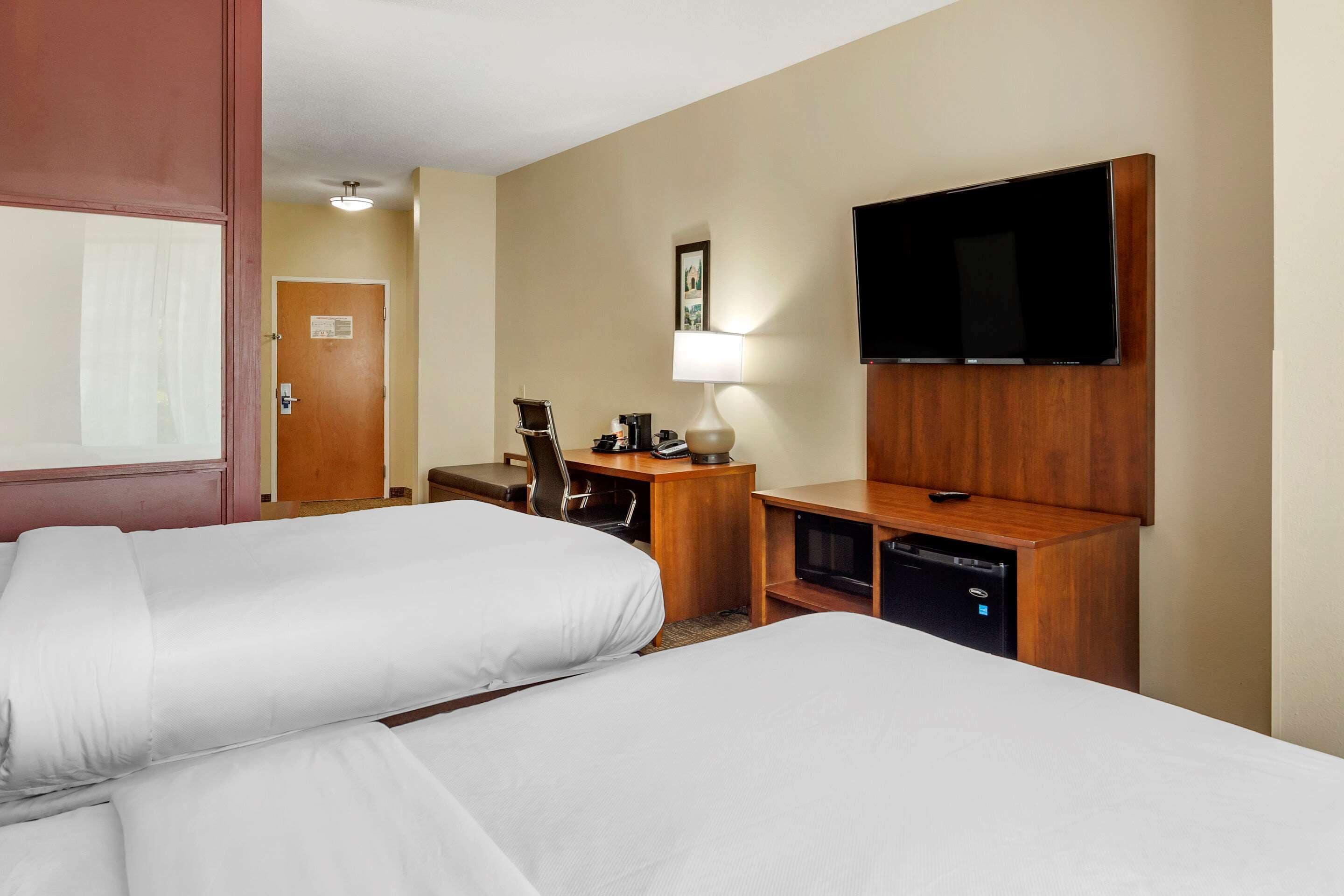 suite, non smoking | iron/ironing board, free wifi, bed sheets