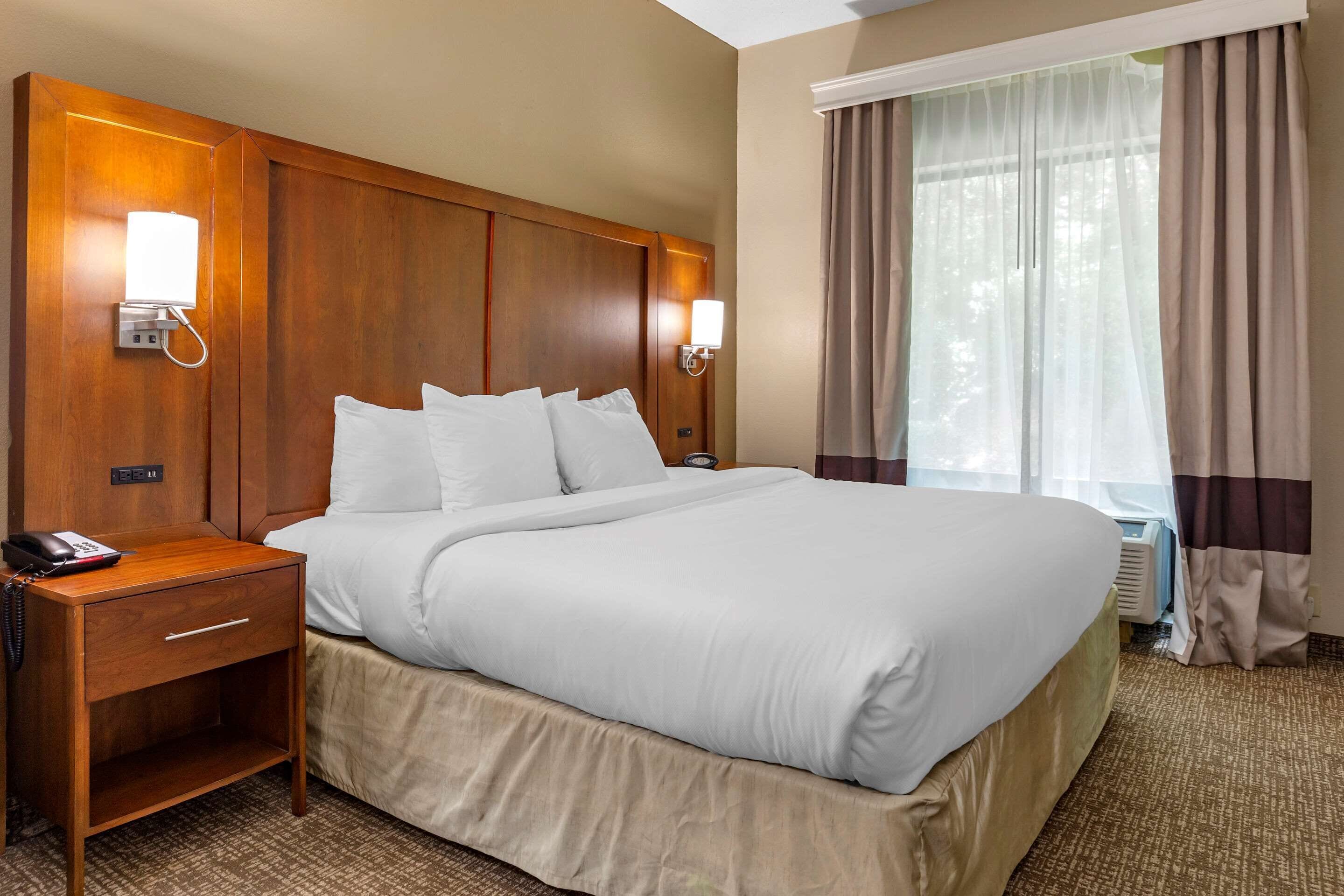 suite, non smoking | iron/ironing board, free wifi, bed sheets