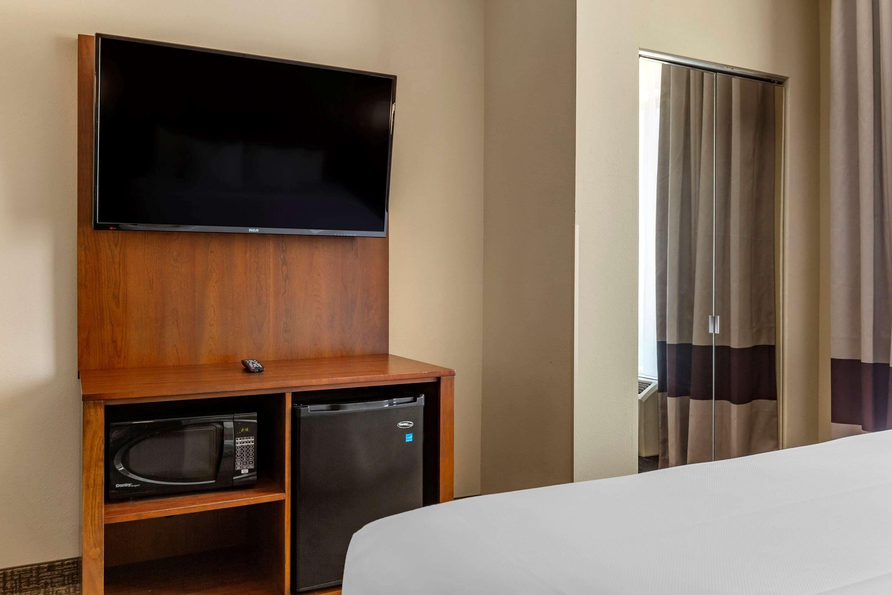 suite, 1 king bed with sofa bed, accessible, non smoking | iron/ironing board, free wifi, bed sheets