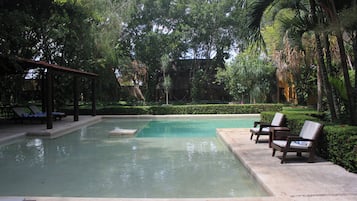 2 albercas al aire libre, acceso de 08:00 a 20:00, y camastros
