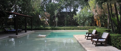 2 piscines extérieures, accÚs possible de 8 h à 20 h, chaises longues