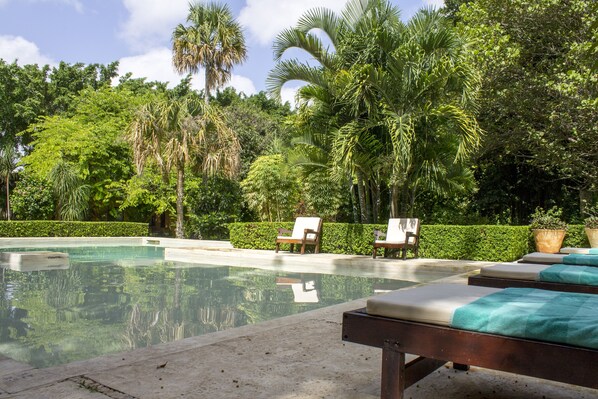 2 outdoor pools, open 8:00 AM to 8:00 PM, sun loungers - Hacienda Misné (Mérida)
