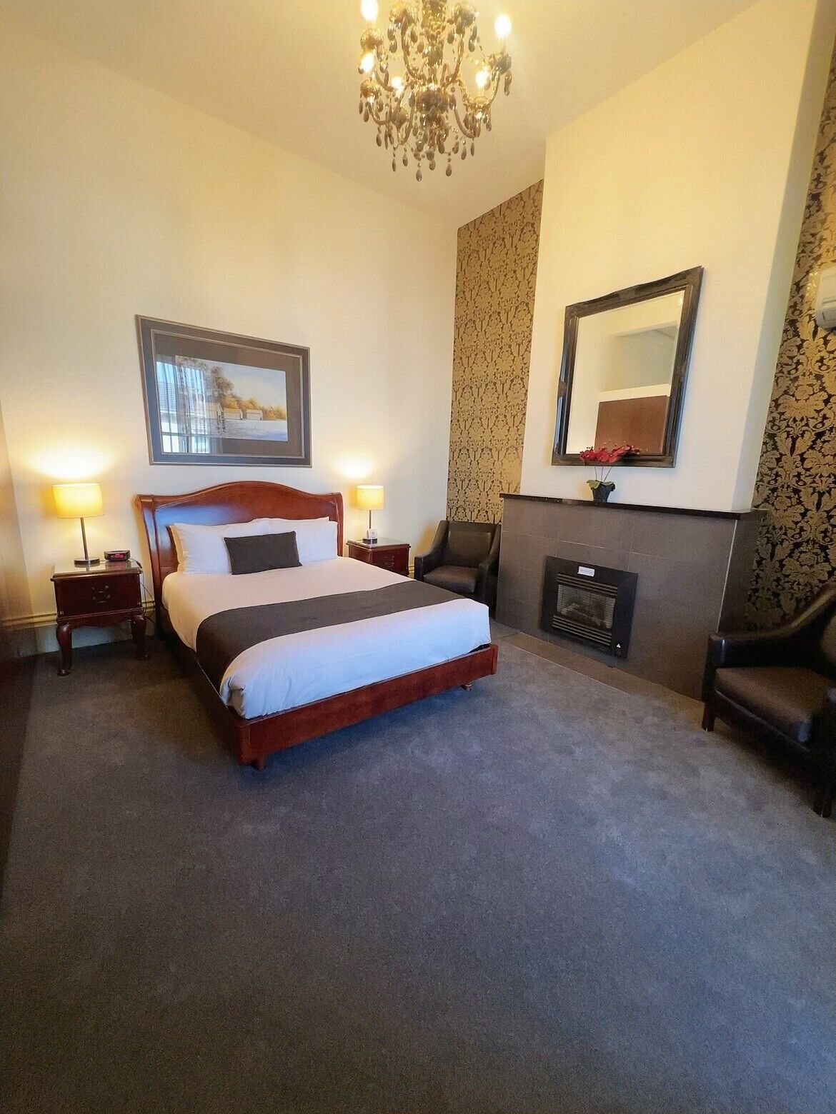 standard room, 1 queen bed, non smoking | minibar, in-room safe, desk, iron/ironing board