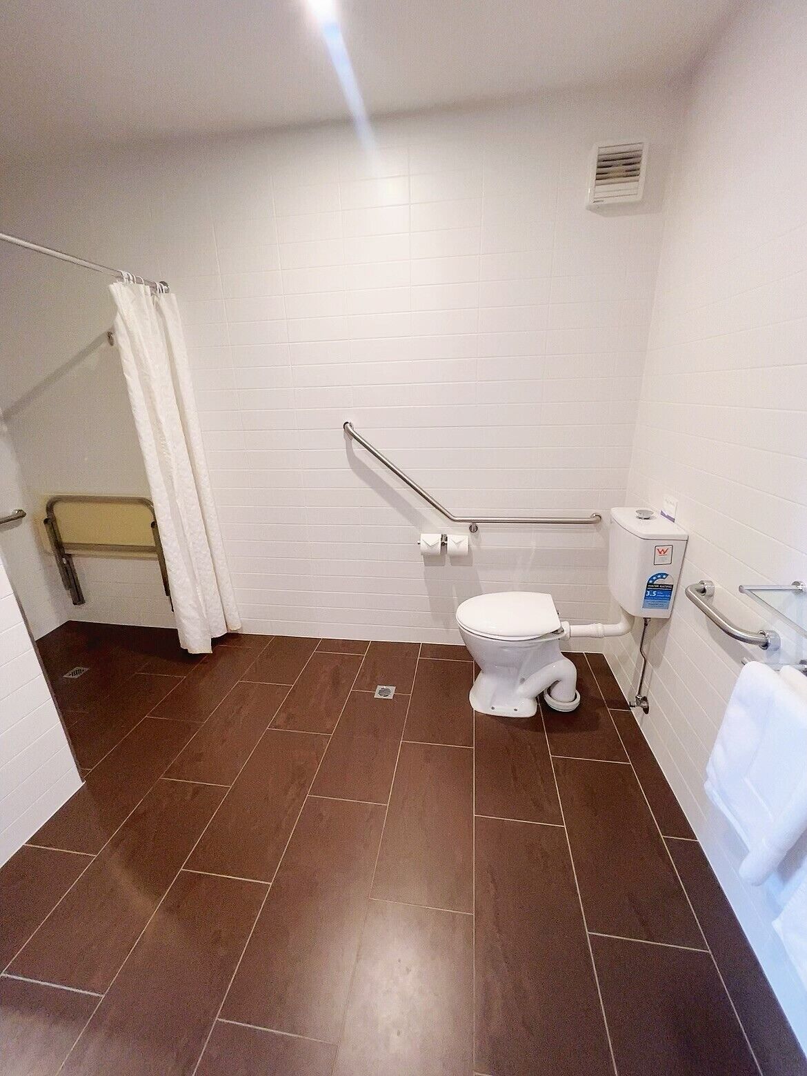 standard room, 1 queen bed, non smoking | minibar, in-room safe, desk, iron/ironing board