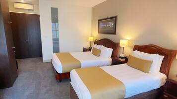 Minibar, caja de seguridad en la habitación y escritorio