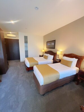 Minibar, in-room safe, desk, iron/ironing board - Quality Inn Heritage On Lydiard (Ballarat)