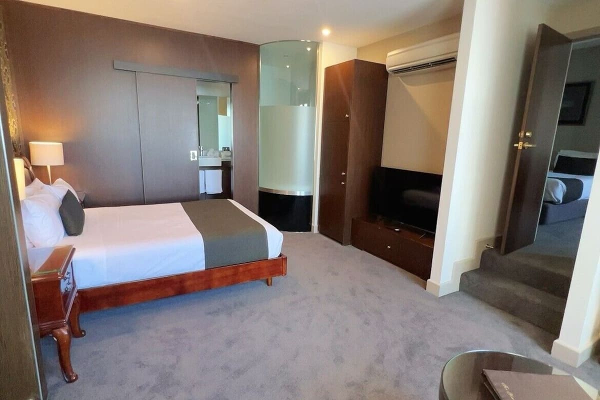 room, multiple beds, non smoking | minibar, in-room safe, desk, iron/ironing board