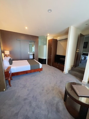 Minibar, in-room safe, desk, iron/ironing board - Quality Inn Heritage On Lydiard (Ballarat)