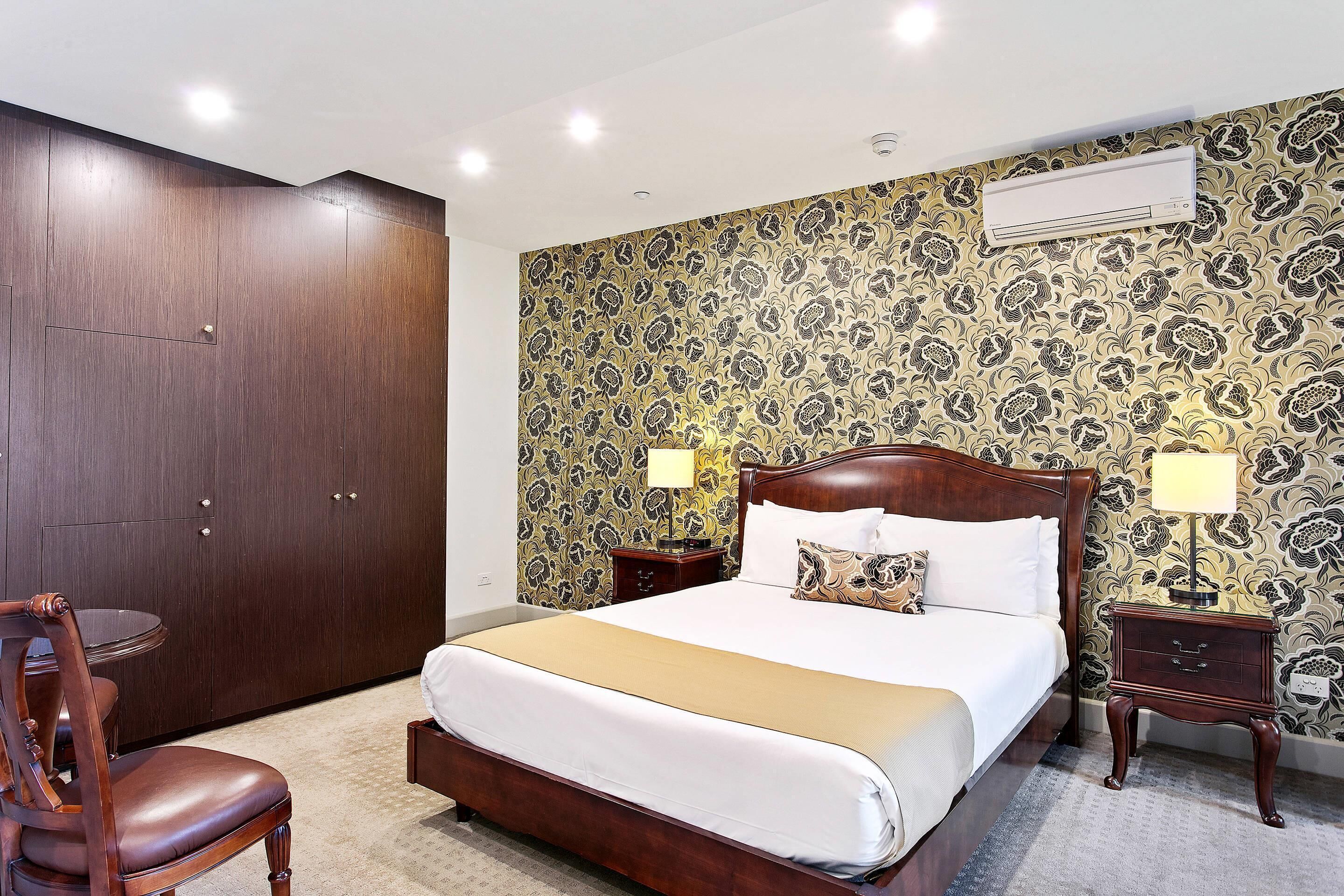 Room, 1 Queen Bed, Accessible, Non Smoking | Minibar, in-room safe, desk, iron/ironing board