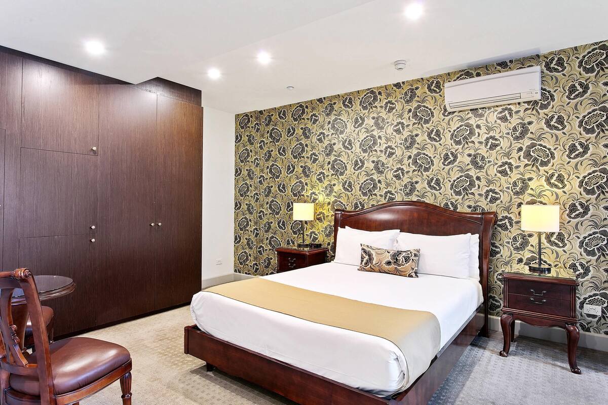 Room, 1 Queen Bed, Accessible, Non Smoking | Minibar, in-room safe, desk, iron/ironing board