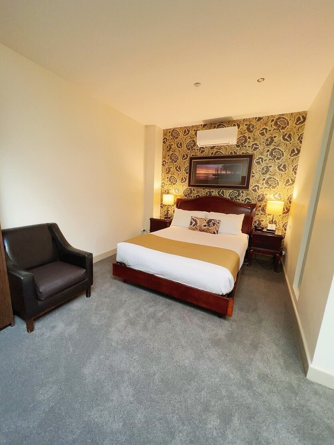 room, 1 queen bed, non smoking | minibar, in-room safe, desk, iron/ironing board