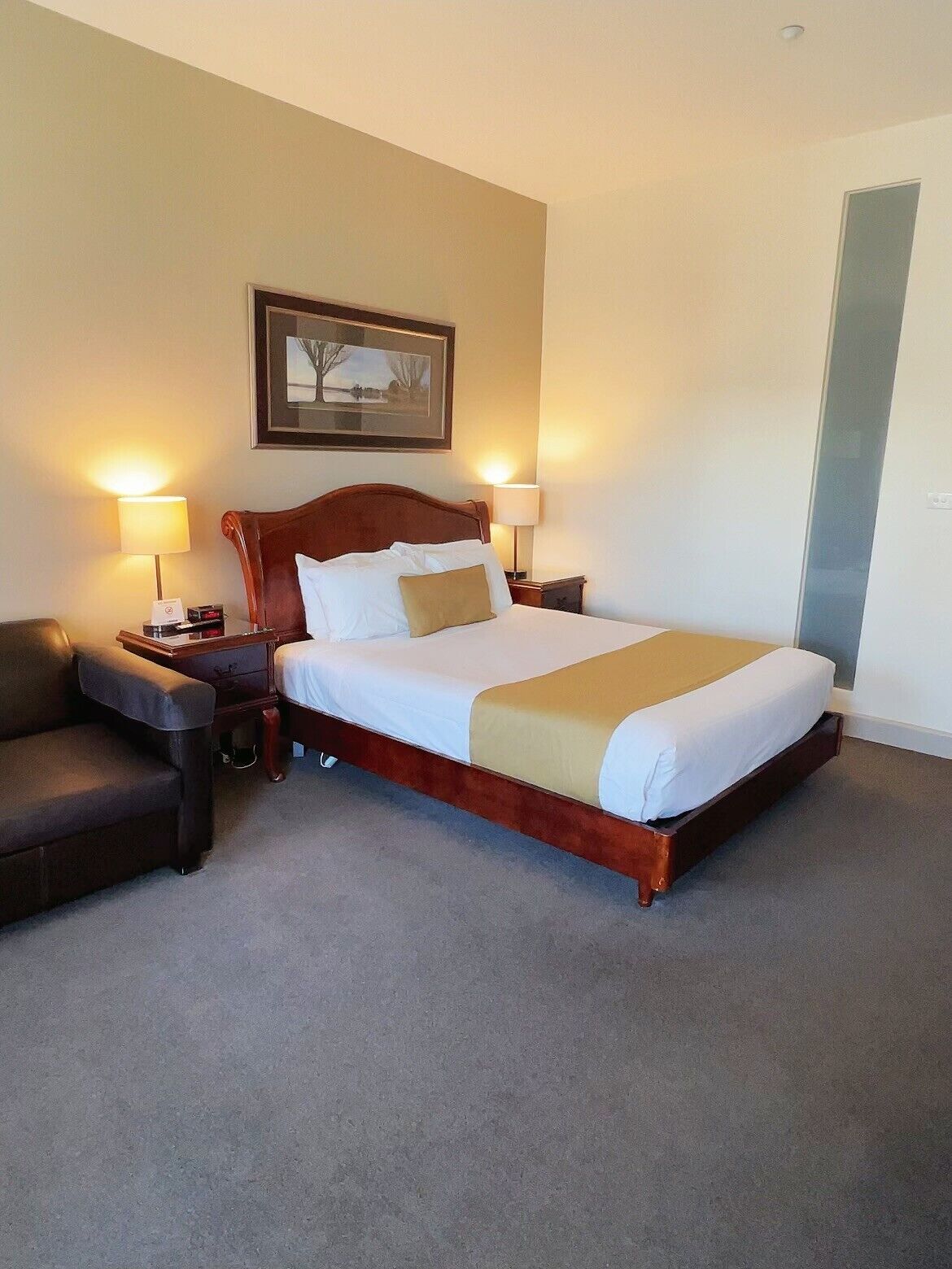 room, 1 queen bed, non smoking | minibar, in-room safe, desk, iron/ironing board