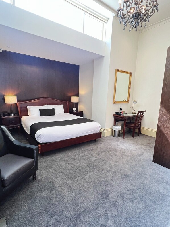 Suite, 1 King Bed, Non Smoking | Minibar, in-room safe, desk, iron/ironing board