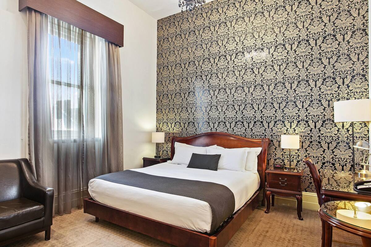 Room, 1 King Bed, Non Smoking | Minibar, in-room safe, desk, iron/ironing board