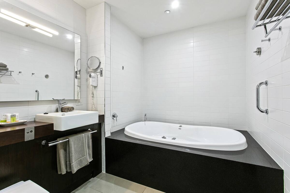 Suite, 1 King Bed, Non Smoking | Minibar, in-room safe, desk, iron/ironing board