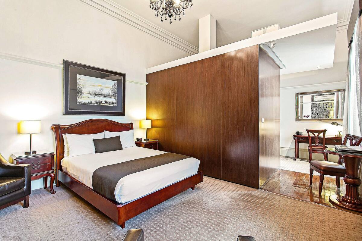 Room, 1 Queen Bed, Non Smoking | Minibar, in-room safe, desk, iron/ironing board