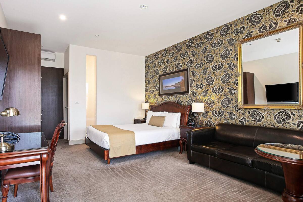 Standard Room, 1 Queen Bed, Non Smoking | Minibar, in-room safe, desk, iron/ironing board
