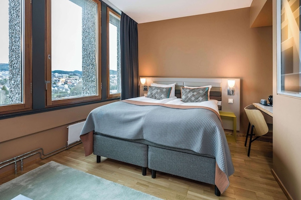 Escritorio, tabla de planchar con plancha y cunas