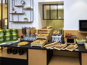 Tägliches inbegriffenes kontinentales Frühstück