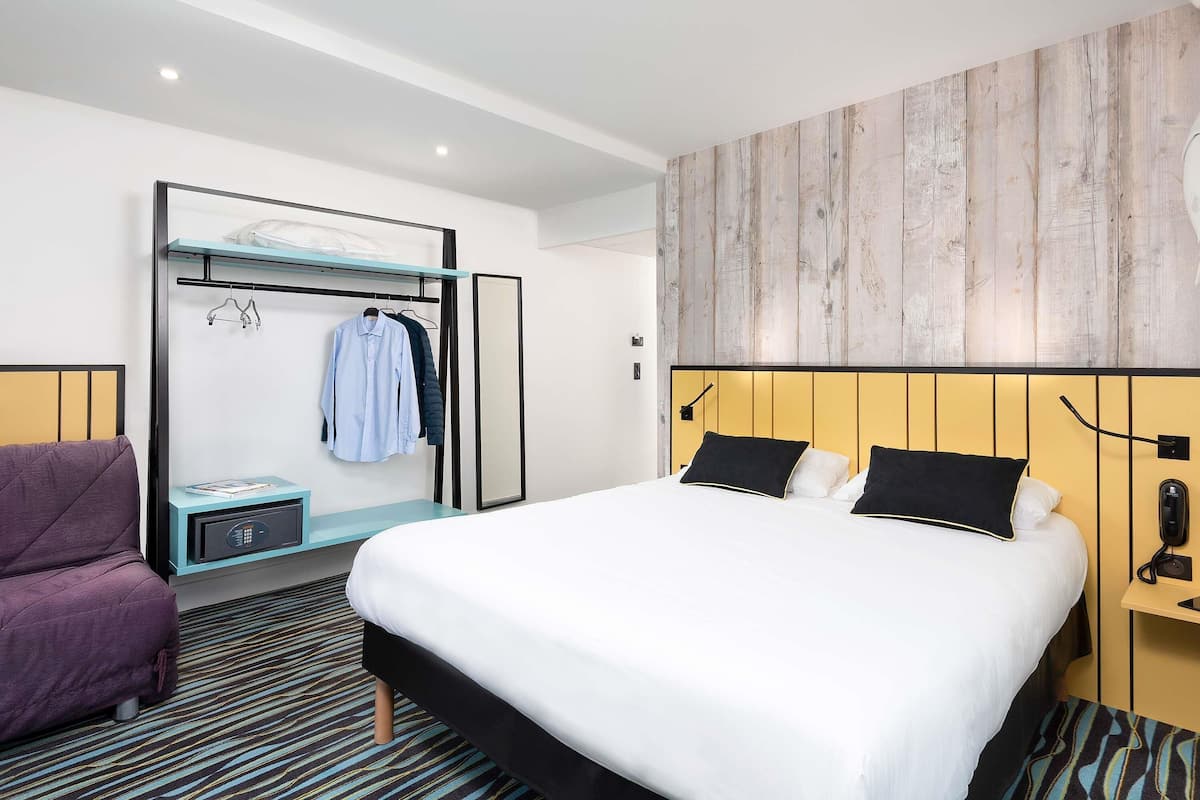 In-room safe, soundproofing, iron/ironing board, free WiFi