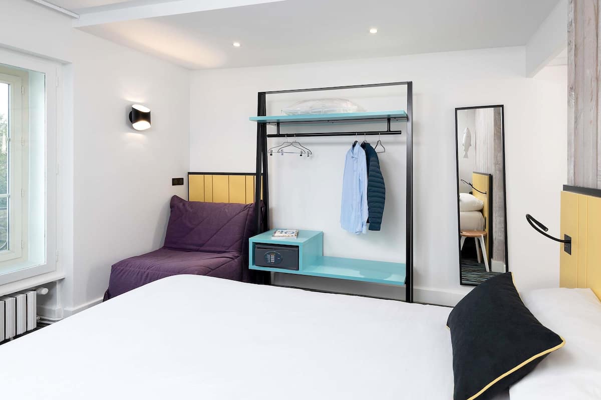 In-room safe, soundproofing, iron/ironing board, free WiFi