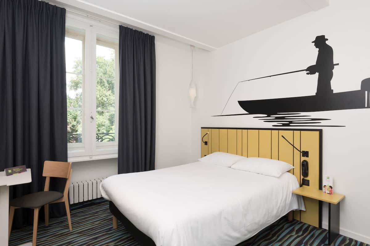In-room safe, soundproofing, iron/ironing board, free WiFi