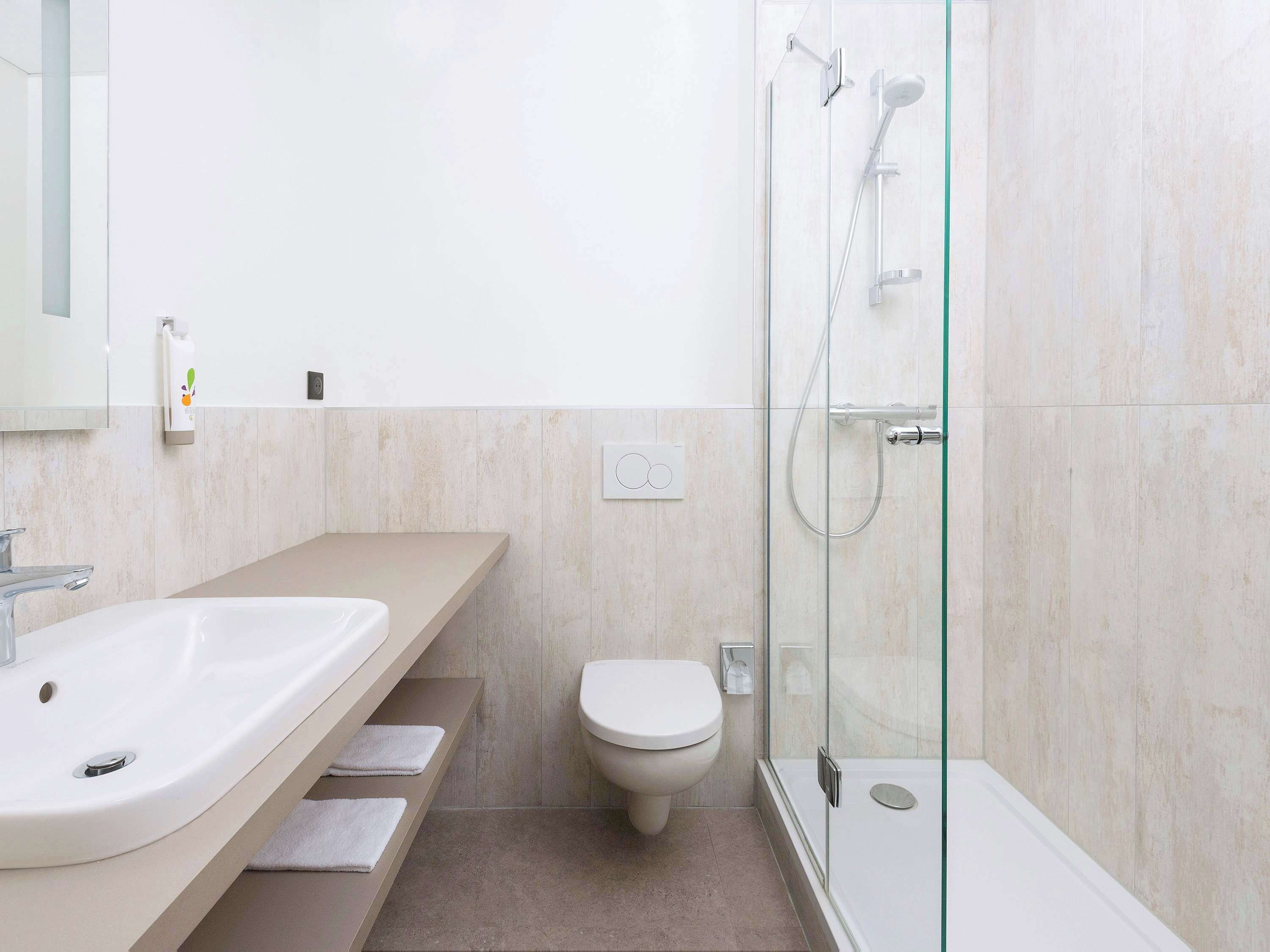 Amenidades de baño ecológicas, secadora de cabello, toallas 