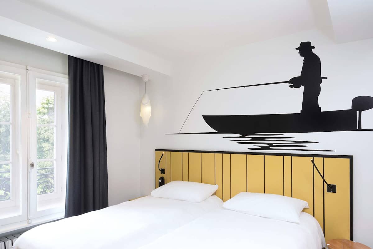 In-room safe, soundproofing, iron/ironing board, free WiFi