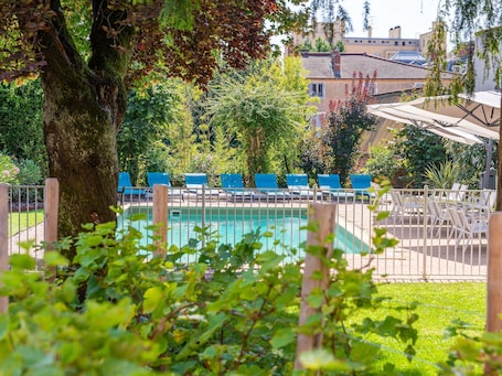 Una piscina al aire libre de temporada