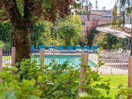 Una piscina al aire libre de temporada