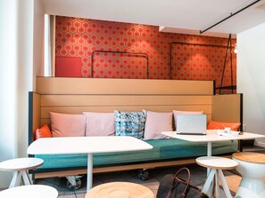 A modern room with a bunk bed, a desk, and a chair. - ibis Styles Macon Centre (Macon)