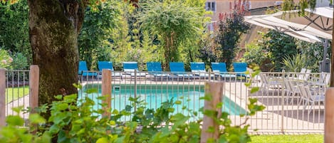 Una piscina al aire libre de temporada