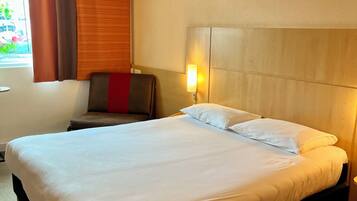 Family Double Room | Desk, laptop workspace, blackout drapes, soundproofing