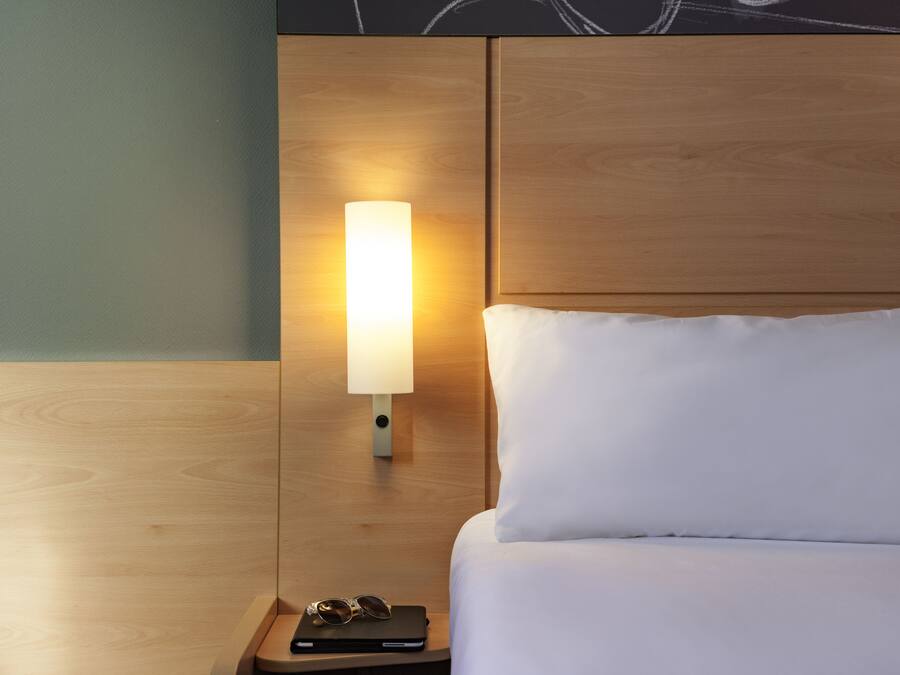 Una scrivania, postazione laptop, tende oscuranti, insonorizzazione