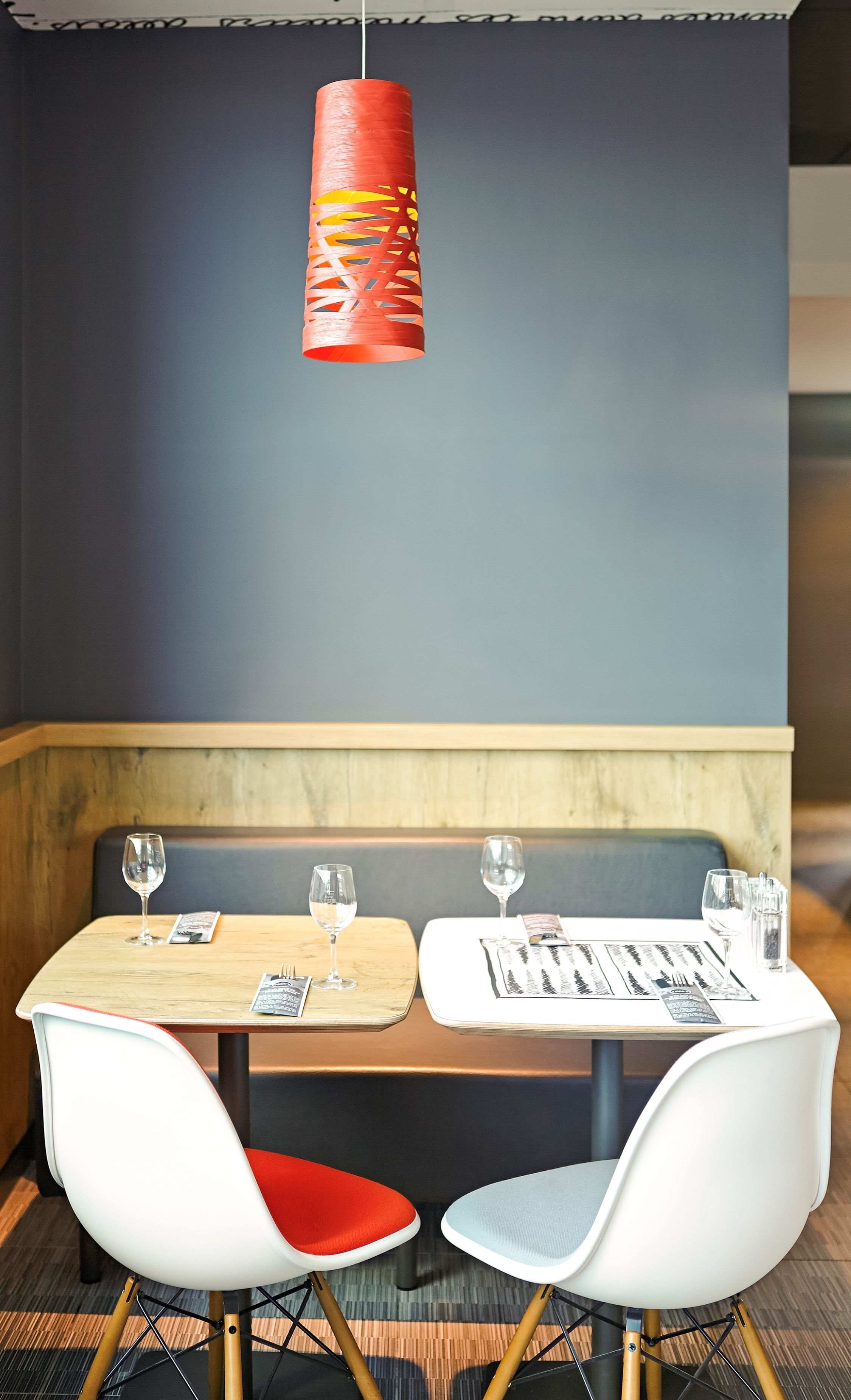 Ein Restaurant mit zwei Tischen, jeweils mit zwei Stühlen.