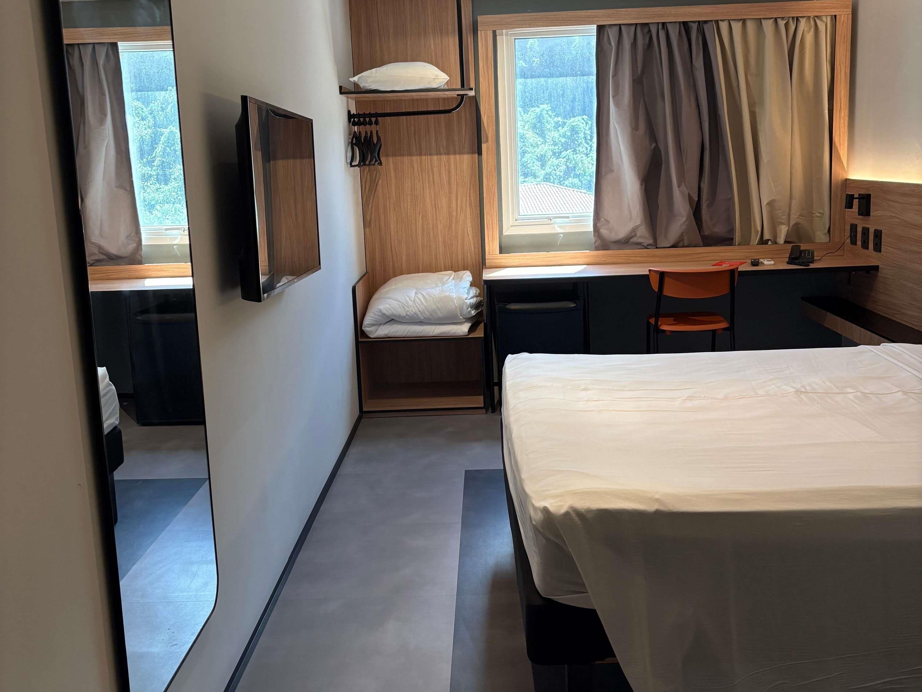 Standaard kamer, 1 tweepersoonsbed | Een minibar, een kluis op de kamer, een bureau, geluiddichte muren