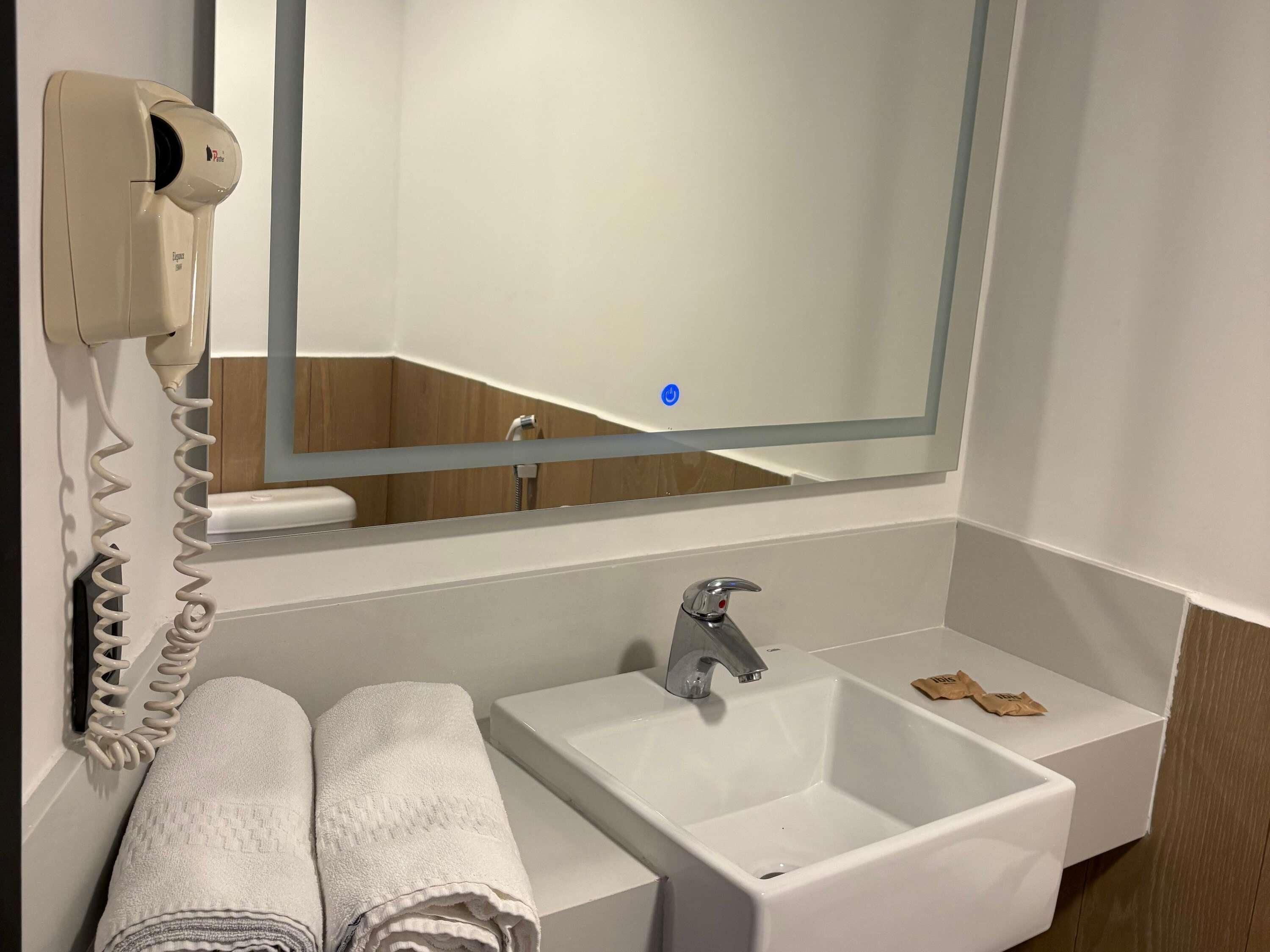 Minibar, una cassaforte in camera, una scrivania, insonorizzazione