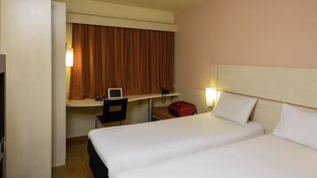 Habitación estándar, 2 camas individuales | Minibar, caja de seguridad en la habitación y escritorio