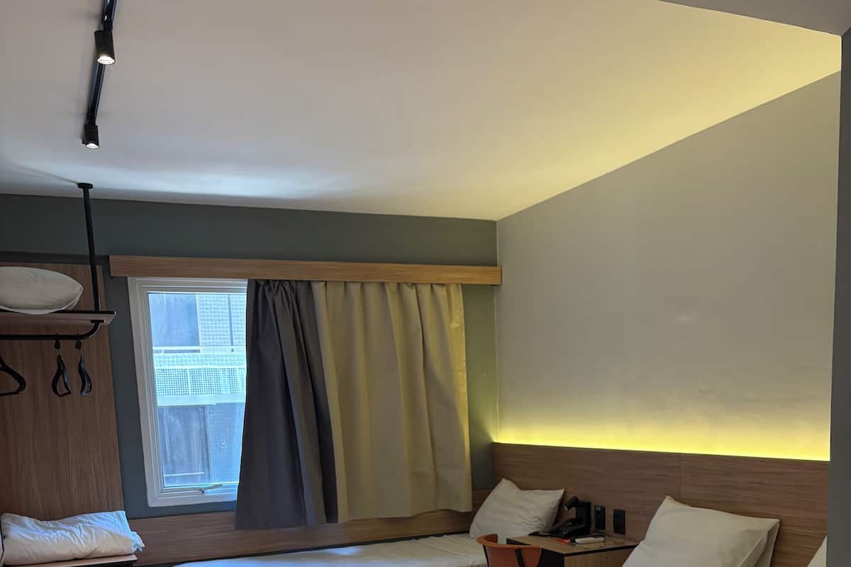 Camera Standard, letti multipli | Minibar, una cassaforte in camera, una scrivania, insonorizzazione