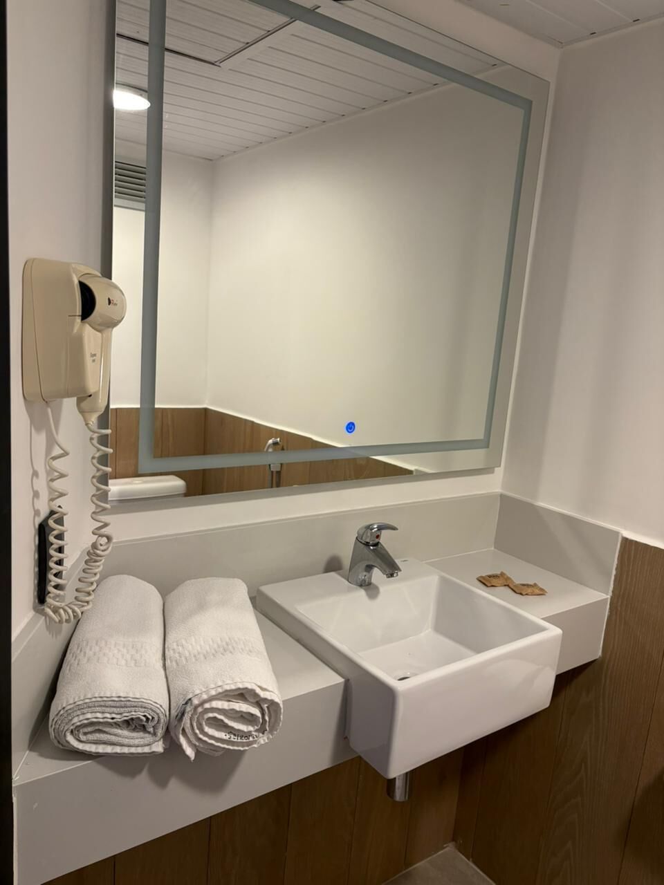 Een douche,  milieuvriendelijk toiletgerief, een haardroger, handdoeken