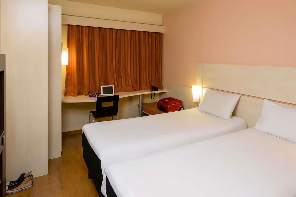 Standaard kamer, 2 eenpersoonsbedden | Een minibar, een kluis op de kamer, een bureau, geluiddichte muren